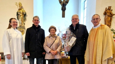 Pfarrei bedankt sich bei Erna Müller (mitte) für ihre ehrenamtliche Tätigkeit in der Kirchengemeinde. (Bild: Birgit Frenzel)