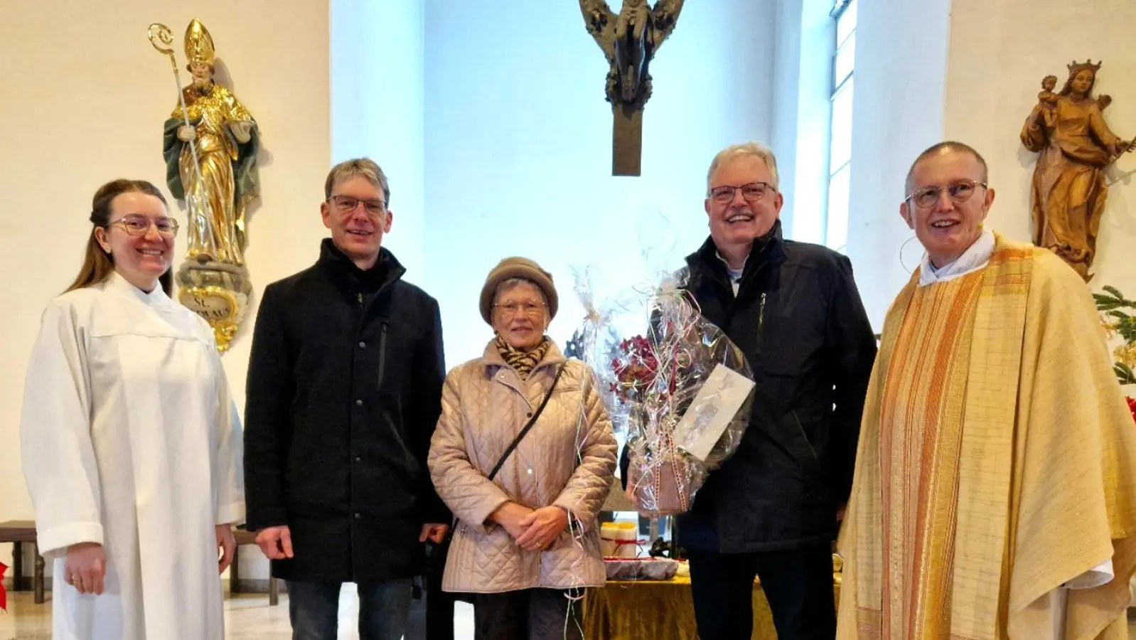 Pfarrei bedankt sich bei Erna Müller (mitte) für ihre ehrenamtliche Tätigkeit in der Kirchengemeinde. (Bild: Birgit Frenzel)