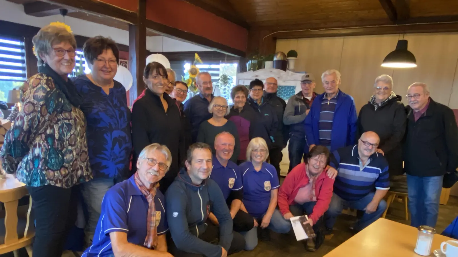Wanderfreunde Hirschau beim Zwischenstopp ihrer „Internen Wanderung” (Bild: Richard Hack)