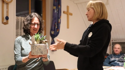 Heidi Hiltel bedankt sich bei Uli Appel mit einem kleinen Blumengruß für den Vortrag. (Bild: Rudi Gruber)