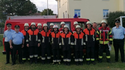 Teilnehmer/-innen der Leistungsprüfung der Freiwilligen Feuerwehr Miesbrunn mit 1. BGM der Stadt Pleystein Rainer Rewitzer, KBI Martin Weig, KBM Matthias Schmid,. Kommandant der FW Eslarn Georg Rauch  (Bild: Milena Wittmann)