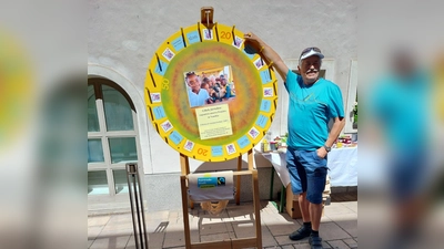 Herr Spätling bei Drehen des Glücksrades anlässlich der Aktion Sommer in der Stadt (Bild: Sibylle Scharnagl)