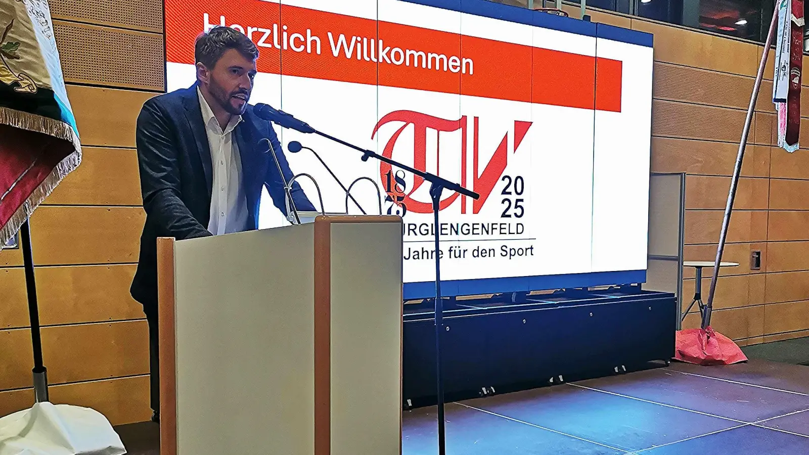 Der 1. Vorstand Bernd Mühldorf begrüßte die zahlreichen Gäste und Ehrengäste (Bild: Franz Pretzl)