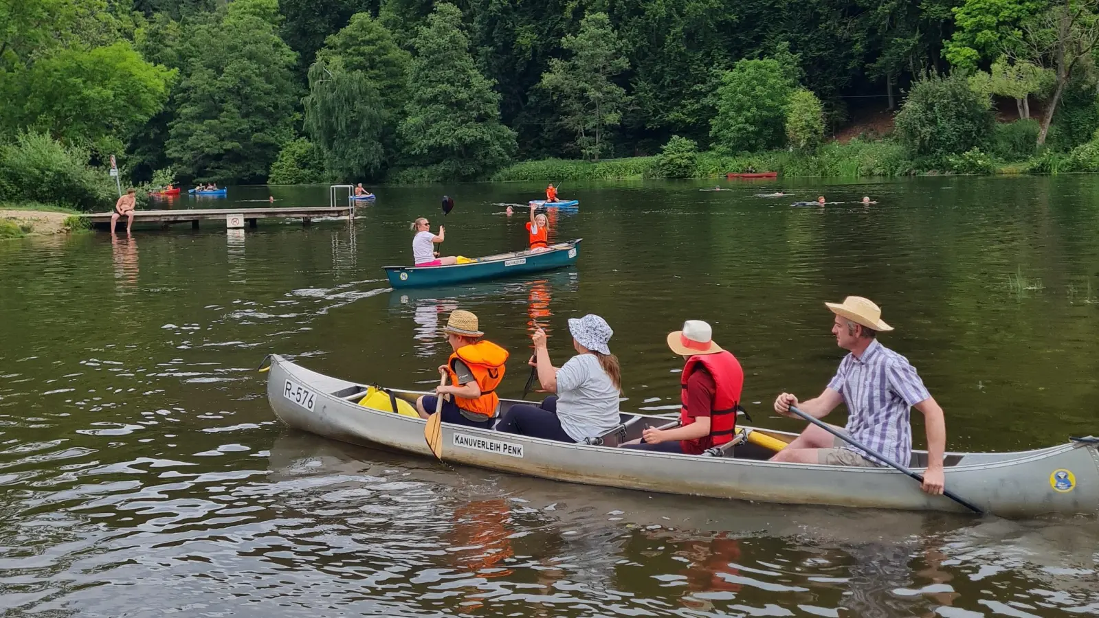 Erste Versuche beim Paddeln (Bild: Hedi Hahn)
