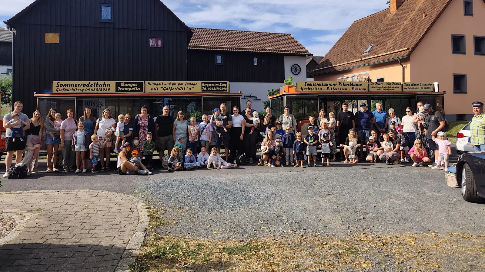 Gruppenbild mit der Bimmelbahn vorm Spielplatz in Kondrau. (Bild: Marietta Hofmann)