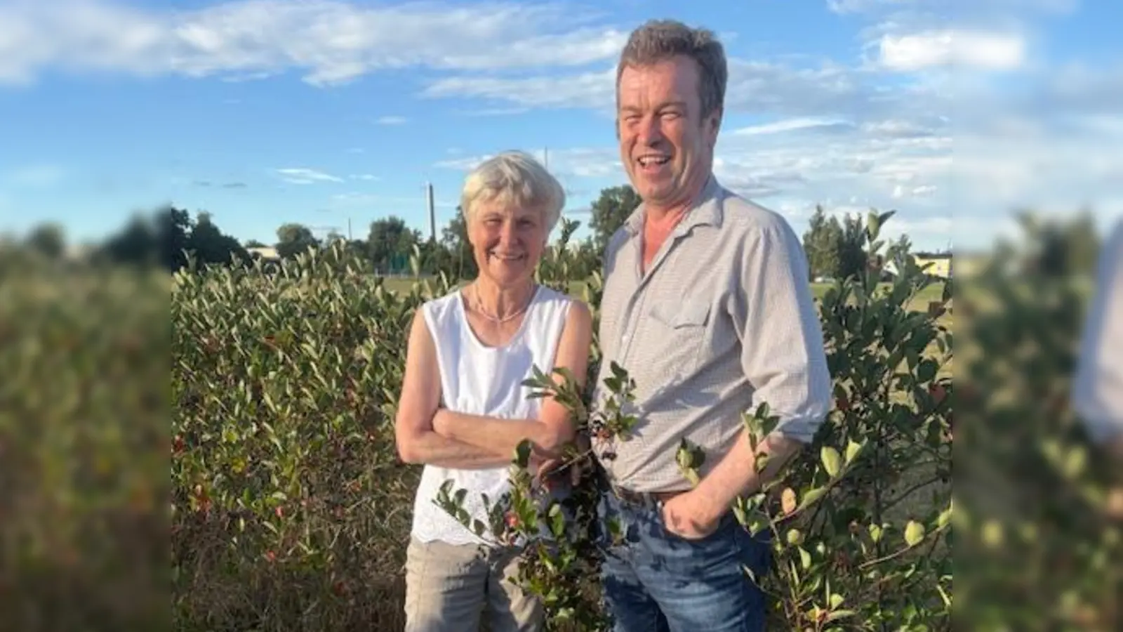 Hedwig und Peter Jacobey in ihrer Aronia-Plantage (Bild: Andrea Wührl)