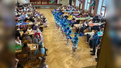 Beim Einmarsch der Kindergarde „Weiß-Blau Wiesau e.V.” unter der Leitung von Nadine Kneißl. (Bild: Silke Bächer)