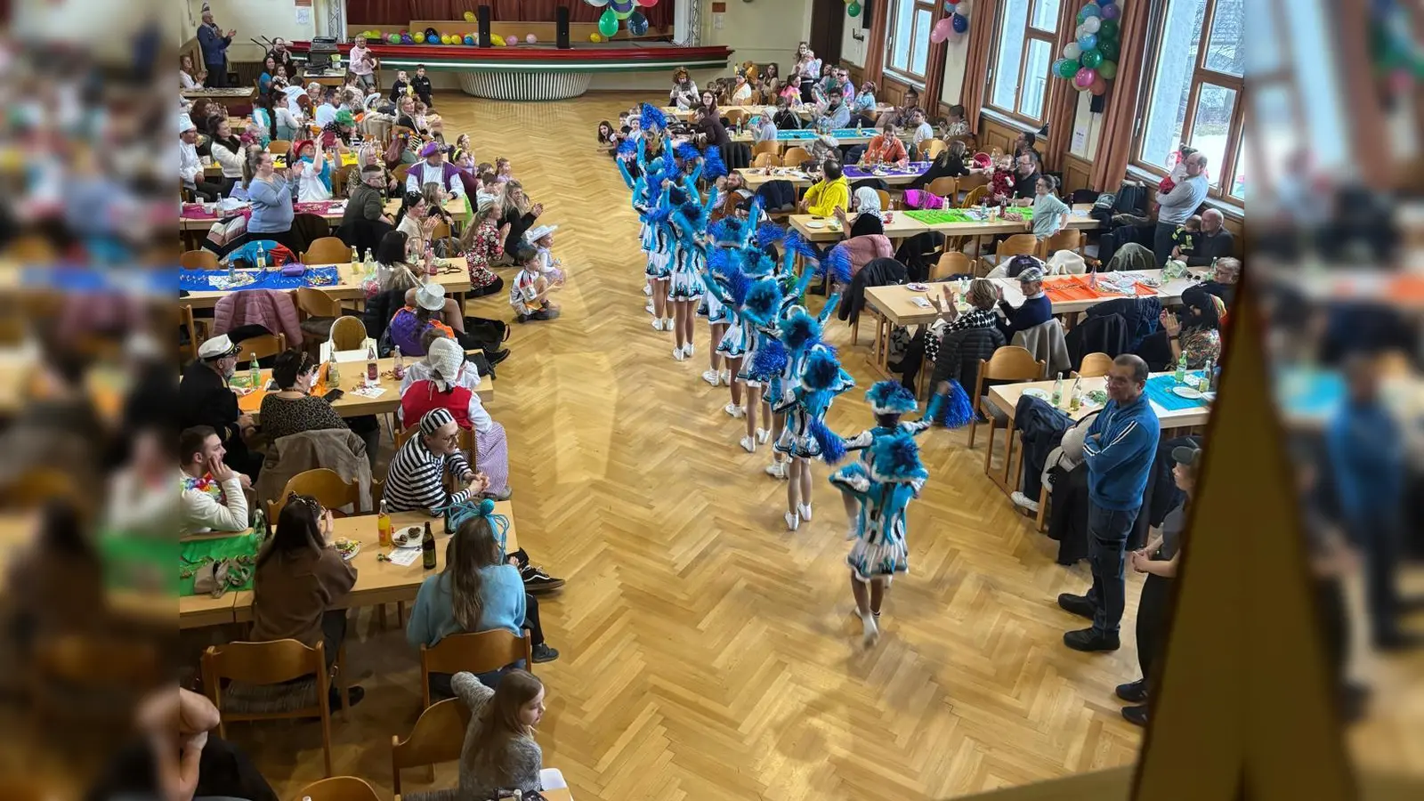 Beim Einmarsch der Kindergarde „Weiß-Blau Wiesau e.V.” unter der Leitung von Nadine Kneißl. (Bild: Silke Bächer)