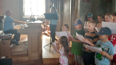 Die Kinder des Ferienprogramms zusammen mit den Betreuern beim singen. (Bild: Michaela Ulrich)