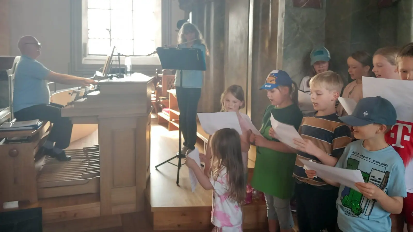 Die Kinder des Ferienprogramms zusammen mit den Betreuern beim singen. (Bild: Michaela Ulrich)