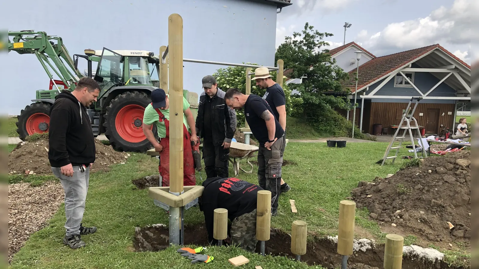 An drei Nachmittagen haben sechs Väter handangelegt bzw. Matthias Eger mit seinem Bagger unterstützt den Balancier-Parcours kostenlos aufgebaut. Darüber können sich die Mädchen und Buben freuen.<br> (Bild: Kathrin Kleber)