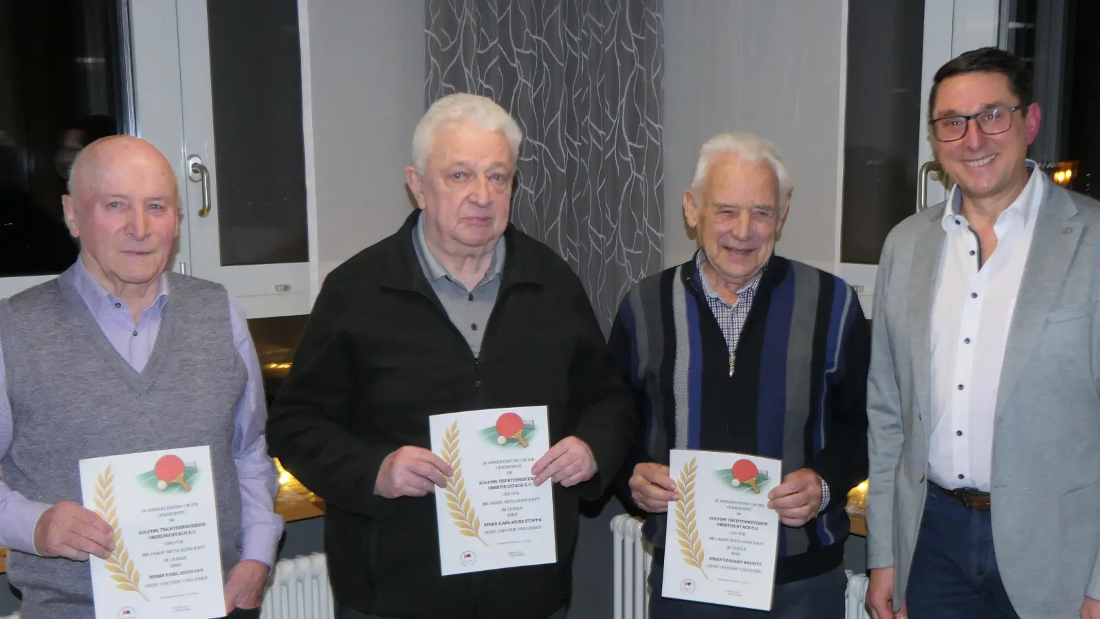 Für 60 Jahre Treue zum Verein wurden vom Vorsitzenden Michael Eckl (rechts) geehrt: (von Links) Karl Roßmann, Karl-Heinz Stoppa und Gerhard Mauritz. (Bild: Michael Eckl)