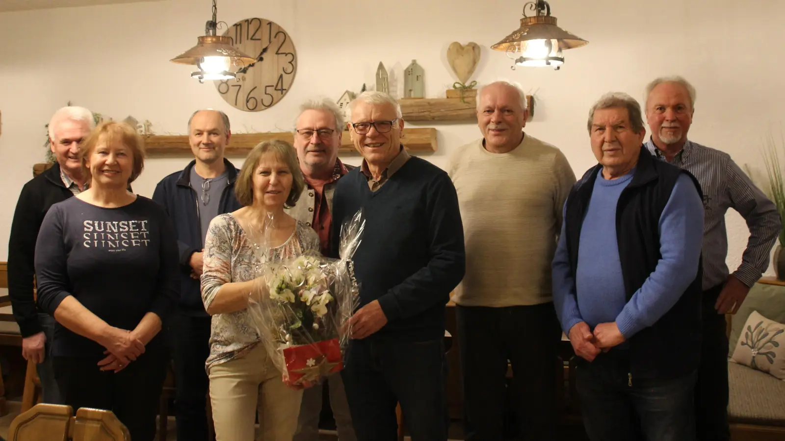 Anita und Josef Scherm, 1. Vors. Josef Prechtl (4. bis 6. von links) inmitten von Vorstands- und Gründungsmitgliedern der SF Witzlasreuth. (Bild: Sabrina Wolf )