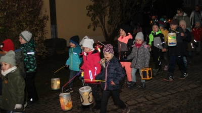 „Laterne, Laterne, Sonne, Mond und Sterne” erklingt es beim Zug zum Kinderhaus immer wieder.  (Bild: pi)