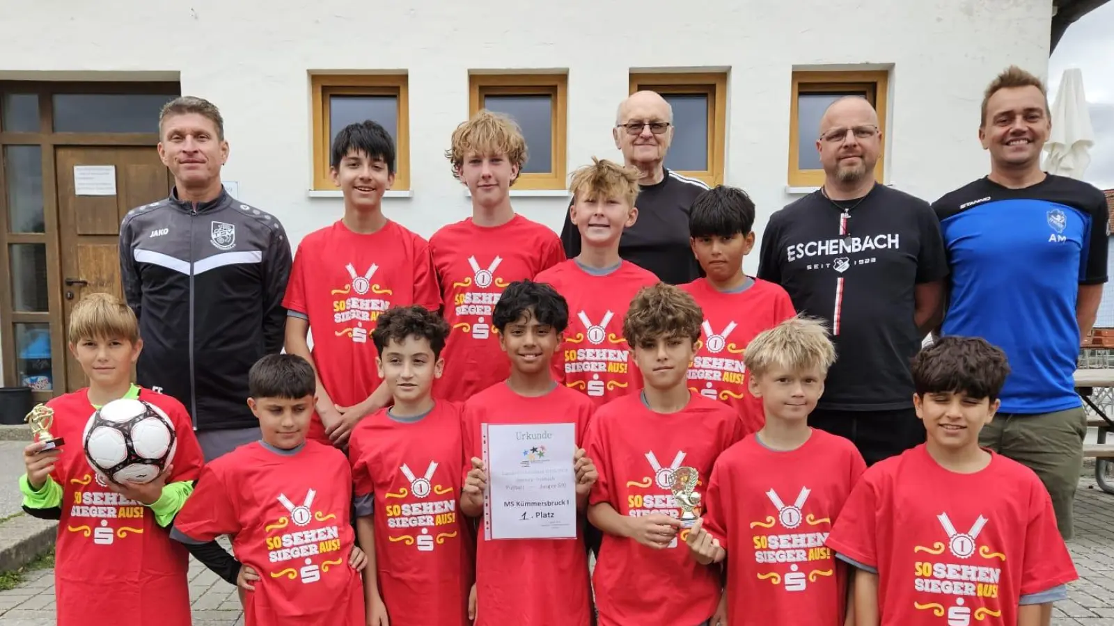 Obere Reihe von links nach rechts: Rektor Florian Fuchs, Shadab Faizi, Artem Musienko, Felix Becker, Organisator Karl-Heinz Grollmisch, Hakan Kaan Demirkan, Lehrer Matthias Brüchner, Fußballobmann Alexander Merkl, Untere Reihe: Jonas Schwabl, Karam Blasini, Salend Abbo Sam, Mustafa Hakimi, Besher Al Khalaf, Luca Graf, Lawi Shamo (Bild: Florian Fuchs (florian.fuchs@mskue.de))