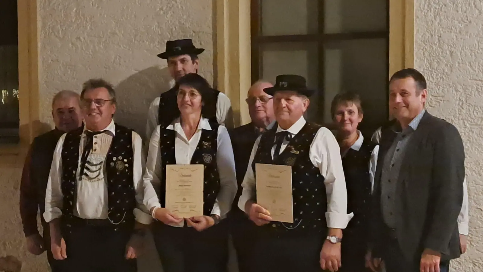 Von links 1.Vors. Hubert Berger, Bauer Georg, Zimmermann Robert, Reng Bettina, Fruth Josef, Stubenvoll Alfred sen. Zimmermann Sabine 2. Bürgermeister Bergmann. (Bild: Sabine Zimmermann)