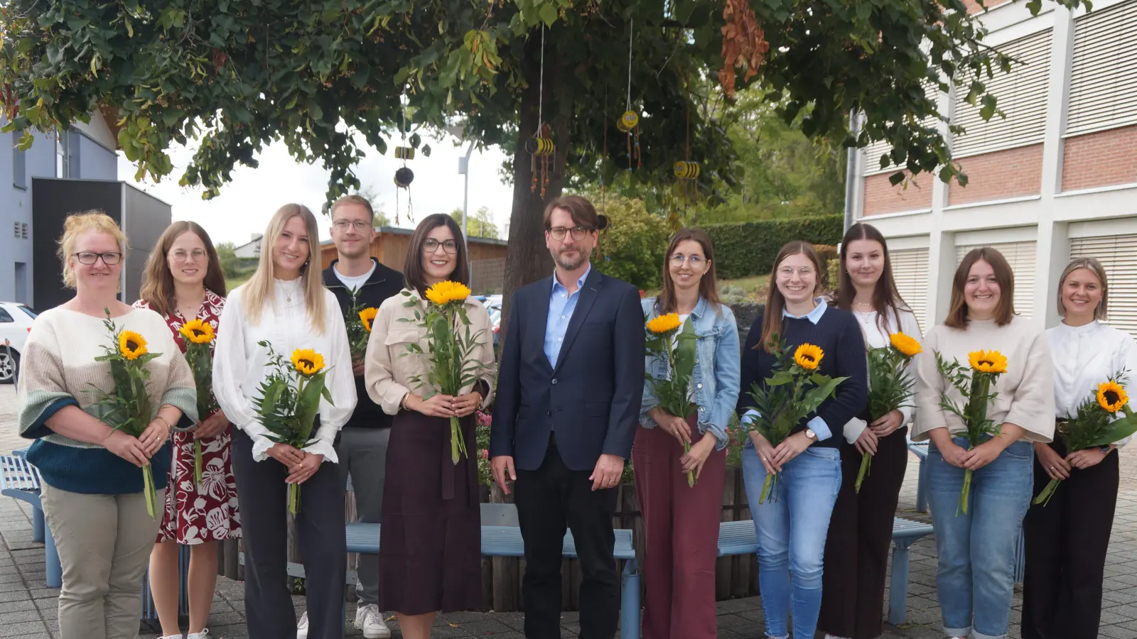  Rektor Peter Grosser (Mitte) und Konrektorin Theresa Scherl (fünfte von links) freuen sich über die neuen Lehrkräfte und Erzieherinnen (von links) Anja Rembold, Karin Baumer, Leni Kick, Luca Werner, Magdalena Irlbacher, Anna-Maria Voith, Lea Kerbel, Lara Bösl und Tanja Hastreiter.  (Bild: Elfriede Weiß)