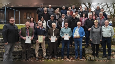 Der neue OWV-Vorsitzende Peter Kirner (Erster von links), sein Vorgänger Josef Frischmann (Erster von rechts) und der zukünftige Bürgermeister Thomas Kleber (Zweite Reihe, Dritter von rechts) gratulierten allen gewählten und geehrten Personen. (Bild: Alexander Frischmann)