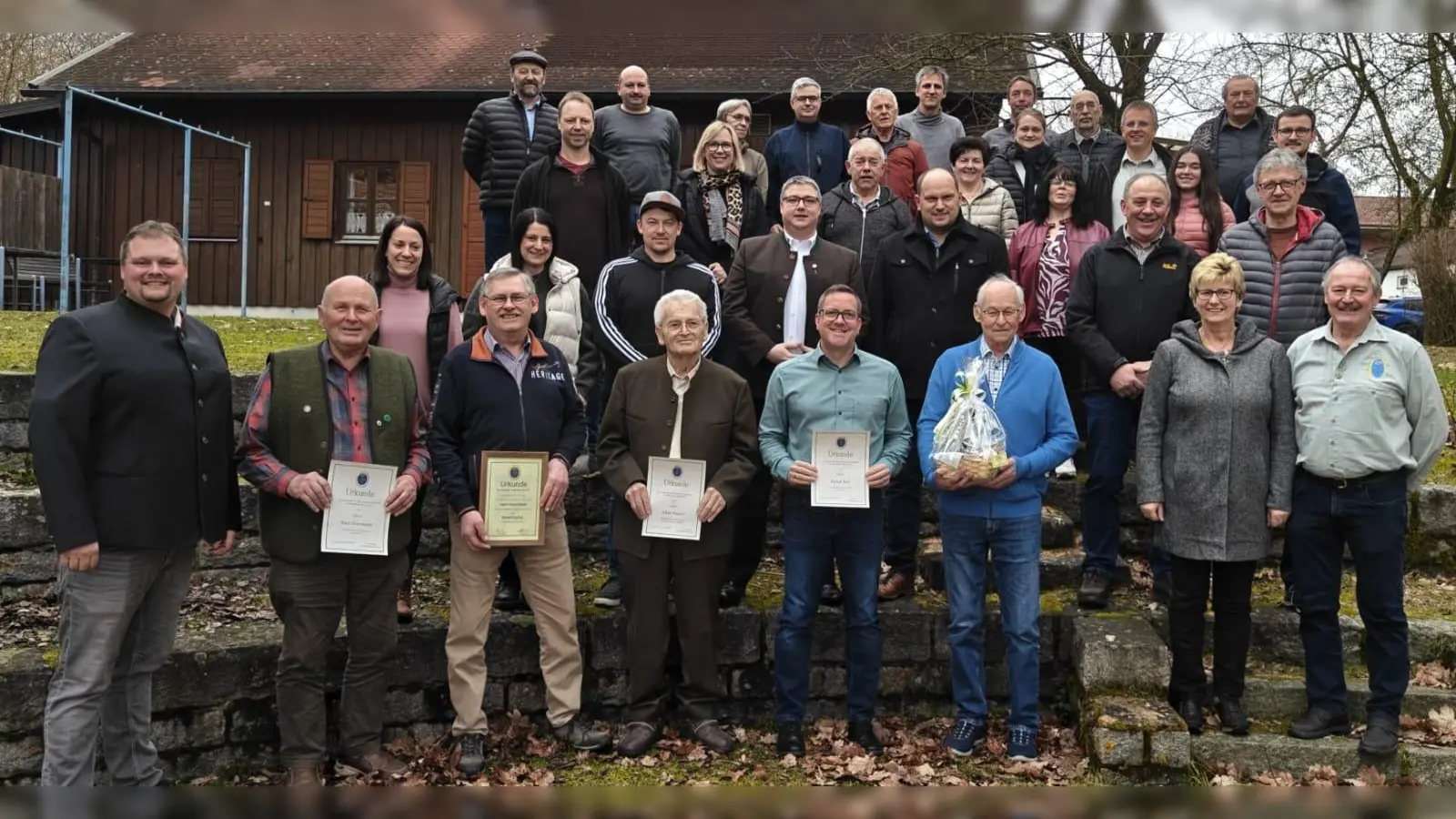 Der neue OWV-Vorsitzende Peter Kirner (Erster von links), sein Vorgänger Josef Frischmann (Erster von rechts) und der zukünftige Bürgermeister Thomas Kleber (Zweite Reihe, Dritter von rechts) gratulierten allen gewählten und geehrten Personen. (Bild: Alexander Frischmann)