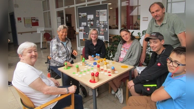 Schreinermeister Hubert Glombitza mit seinen Schüler/innen und die Heimbewohner/innen Rosina Birner und Elisabeth Deutsch mit Heimleitung Silvia Völkl-Renner (Bild: Daniela Donhauser)