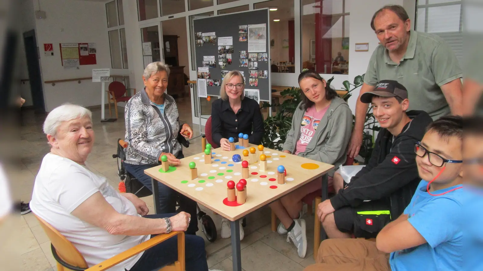 Schreinermeister Hubert Glombitza mit seinen Schüler/innen und die Heimbewohner/innen Rosina Birner und Elisabeth Deutsch mit Heimleitung Silvia Völkl-Renner (Bild: Daniela Donhauser)