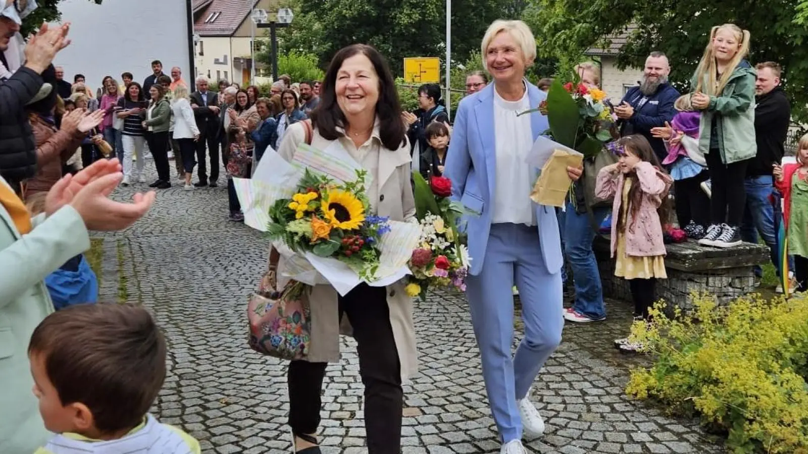 Zahllose Gäste, darunter viele Ehemalige, säumten applaudierend den Weg zum Mehrzwecksaal für Anita Schindler (rechts) und Renate Brunner (links). (Bild: Michaela Schmidt)
