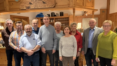 (von links) Beisitzer Erich Daucher, Jugendbeauftragter Wolfgang Kugler, Beisitzer Alois Meiler, Kassier Michael Meiler, Vorsitzender Andreas Kurth, Frauenbeauftragte Gertraud Binner, Schriftführerin Maria Meiler, stellvertretende Kreisvorsitzende Heidi Deinlein, Zweiter Bürgermeister Franz Weiß und die Zweite Vorsitzende Maria Anna Gradl. (Bild: Andreas Kurth)