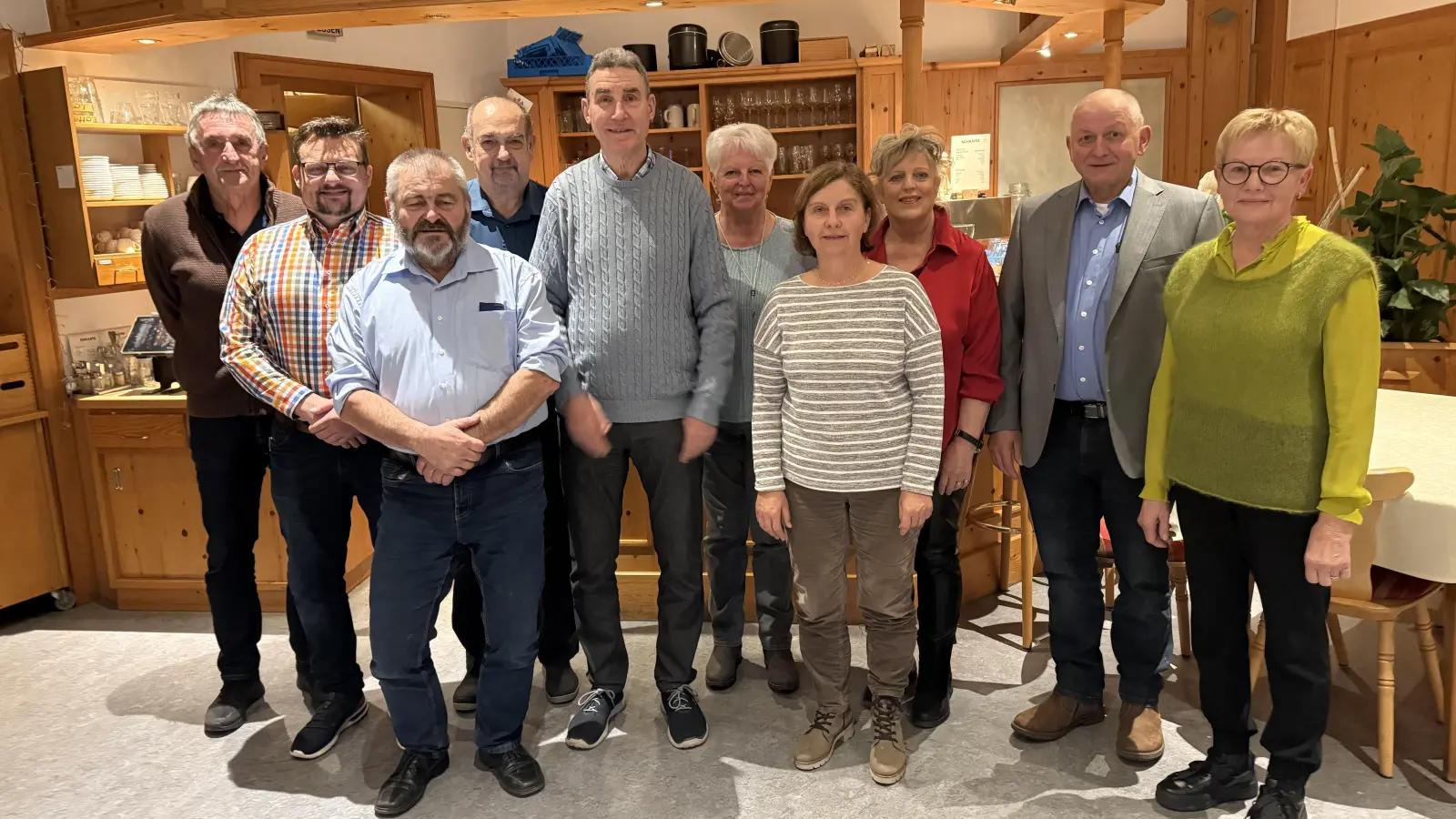 (von links) Beisitzer Erich Daucher, Jugendbeauftragter Wolfgang Kugler, Beisitzer Alois Meiler, Kassier Michael Meiler, Vorsitzender Andreas Kurth, Frauenbeauftragte Gertraud Binner, Schriftführerin Maria Meiler, stellvertretende Kreisvorsitzende Heidi Deinlein, Zweiter Bürgermeister Franz Weiß und die Zweite Vorsitzende Maria Anna Gradl. <br><br> (Bild: Andreas Kurth)