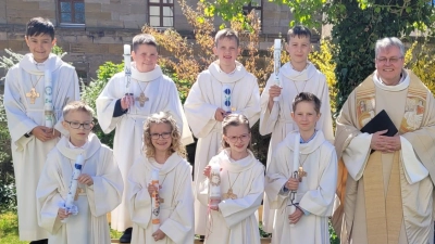 Bei strahlendem Sonnenschein feierten acht Mädchen und Jungen ihre erste, heilige Kommunion zusammen mit Pater Adrian. (Bild: Dominik Eckert)