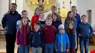 Der von den Kindern gestaltete Sonntagsgottesdienst bereitete nicht nur Pfarrer Joseph Freude. (Bild: Martina Lang)