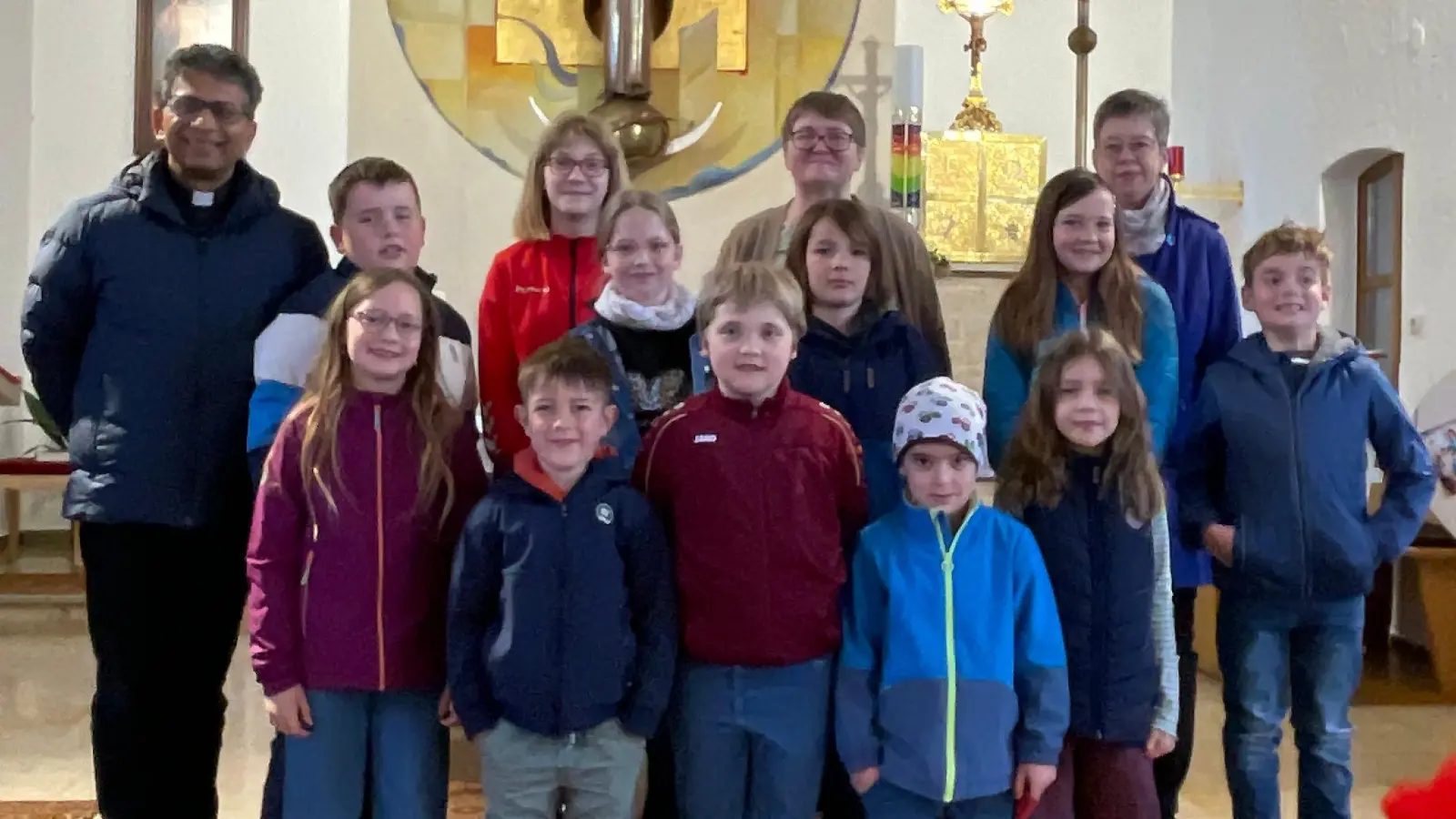 Der von den Kindern gestaltete Sonntagsgottesdienst bereitete nicht nur Pfarrer Joseph Freude. (Bild: Martina Lang)