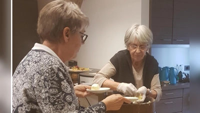 Der Butter wird aus dem Fass genommen. (Bild: Andreas Wirnshofer)