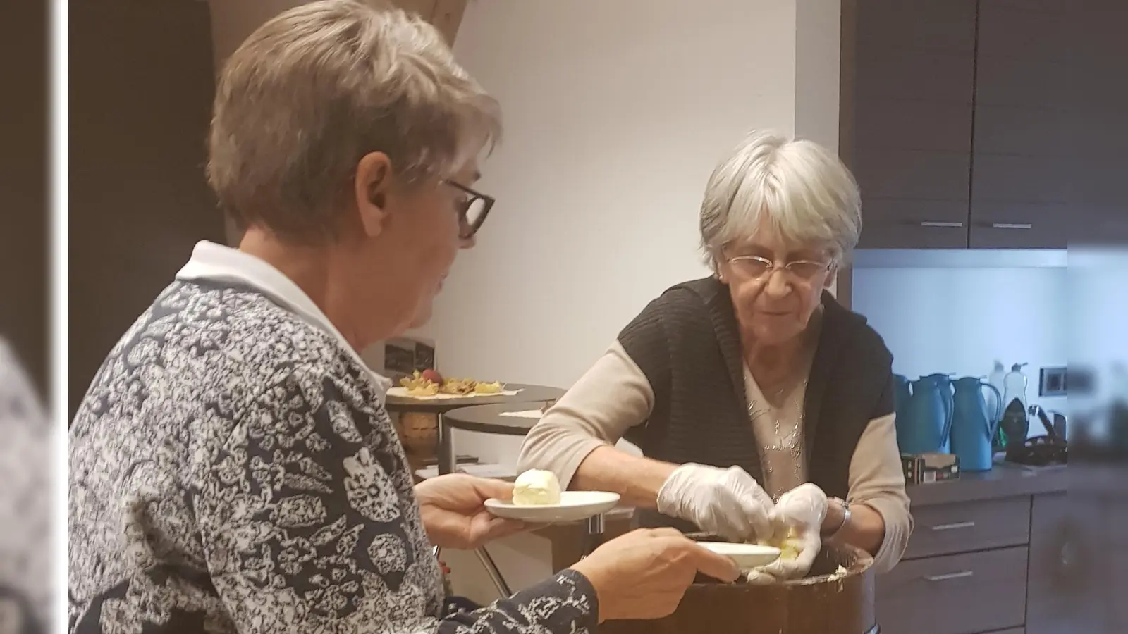 Der Butter wird aus dem Fass genommen. (Bild: Andreas Wirnshofer)