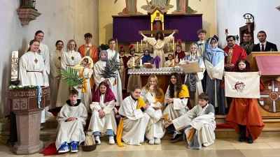 Alle Mitwirkenden des Passionsspiels mit Jesusdarsteller Philipp Rohrer (hinten Mitte), Pfarrer Martin (dritter von rechts) und den Oberministranten (links im Bild) der Pfarrei Friedenfels. (Bild: Christine Klöble)