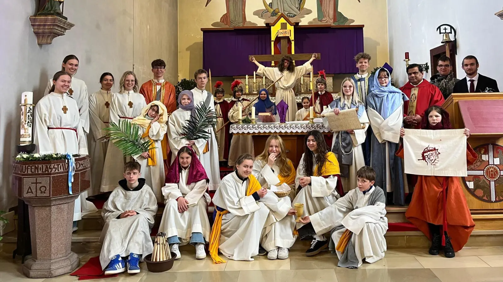 Alle Mitwirkenden des Passionsspiels mit Jesusdarsteller Philipp Rohrer (hinten Mitte), Pfarrer Martin (dritter von rechts) und den Oberministranten (links im Bild) der Pfarrei Friedenfels. (Bild: Christine Klöble)