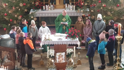 Erstkommunionkinder in Heldmannsberg erneuern ihr Taufversprechen. (Bild: Hans Braun)