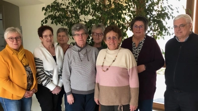 von links: Bezirksleiterin Angelika Vogl, Rosina Reimer, Käthe Zientarra, Resi Ruhland, Priska Haas, Rosmarie Schauer, Pfarrer Eugen Wismeth (Bild: Elvira Köppl)