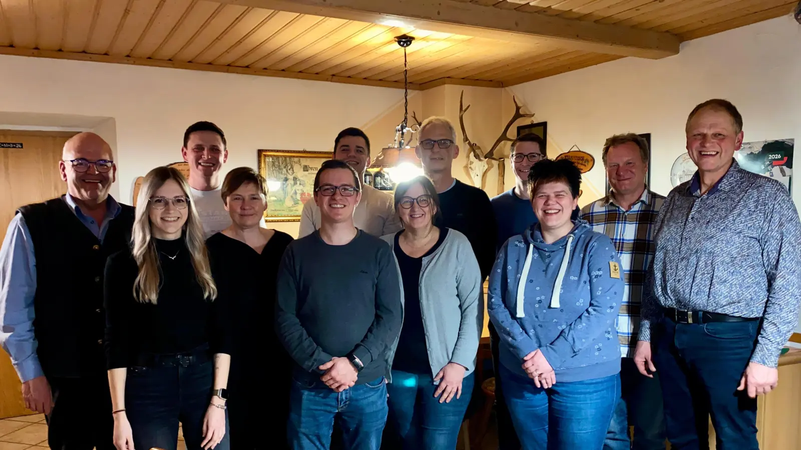 Die neu gewählte Vorstandschaft um 1. Vorsitzenden Josef Frank (rechts) mit Bürgermeister Klaus Meyer (links). (Bild: Annika Eckstein)