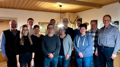 Die neu gewählte Vorstandschaft um 1. Vorsitzenden Josef Frank (rechts) mit Bürgermeister Klaus Meyer (links). (Bild: Annika Eckstein)