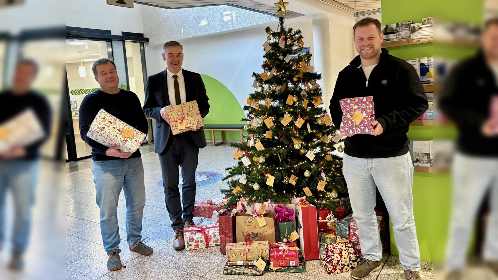 V.l.n.r.: Jörg Schöffel (Kreisjugendamt), Landrat Peter Berek, Benjamin Preiß (Mitglied des Personalrats). (Bild: Anke Fähnrich)