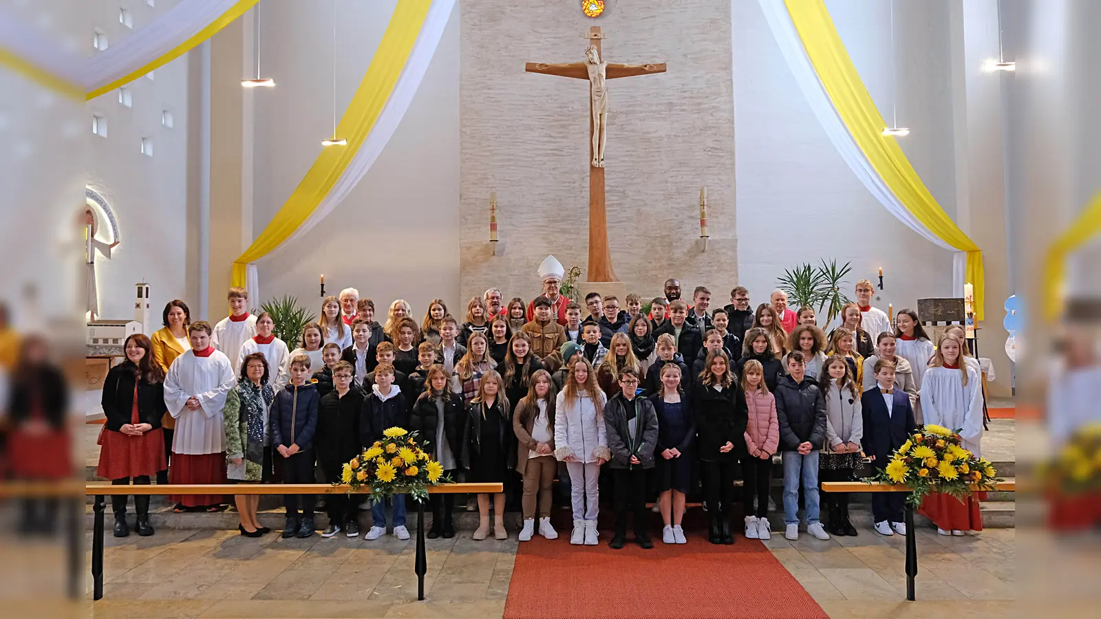 Bei einem festlichen Gottesdienst werden 54 junge Leute von Weihbischof Josef Graf gefirmt. (Bild: Toni Wild/exb)
