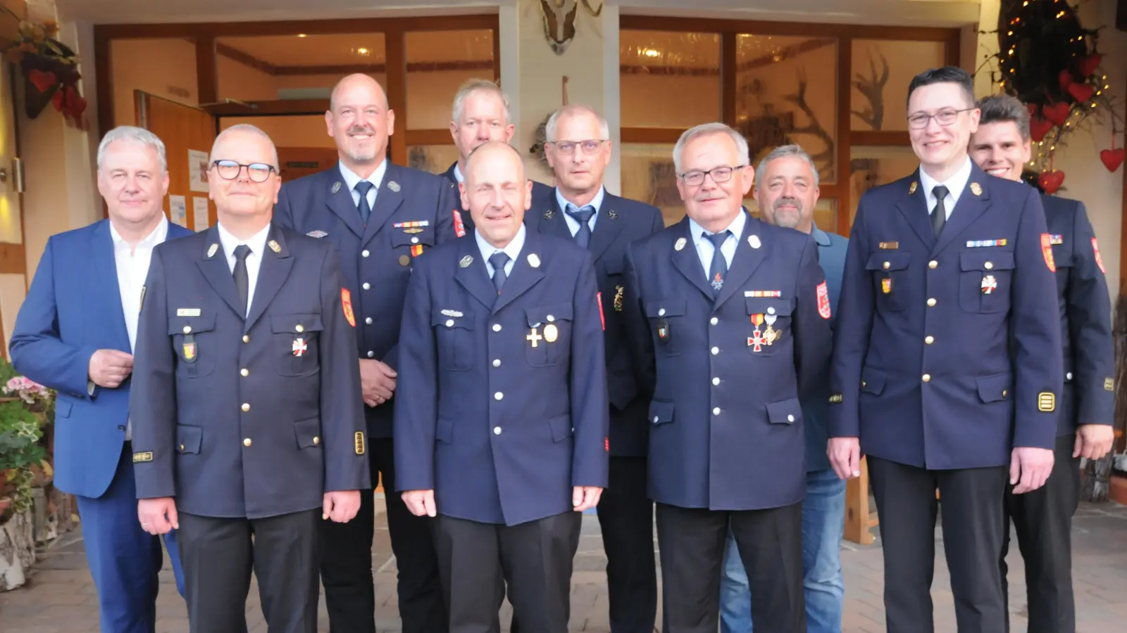 Diese Wolfsbacher Feuerwehrler aus der Gemeinde Ensdorf bekamen Auszeichnungen angeheftet vom Landrat und den Feuerwehr-Führungskräften. (Bild: Joachim Gebhardt)