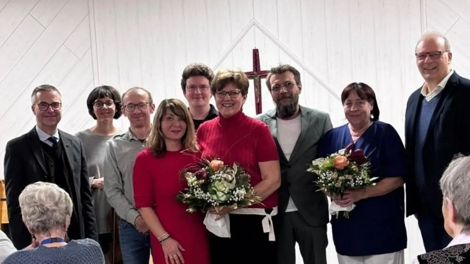 Von links: Pfarrer Markus Schmid, Hanna Kaiser, Konrad Nickl, Mila Stojan, Valerij Bukreev, Gerlinde Koch, Martin Skutella, Rosalinde Schröder und Dekan Thomas Guba. (Bild: Luis Kolzenburg)