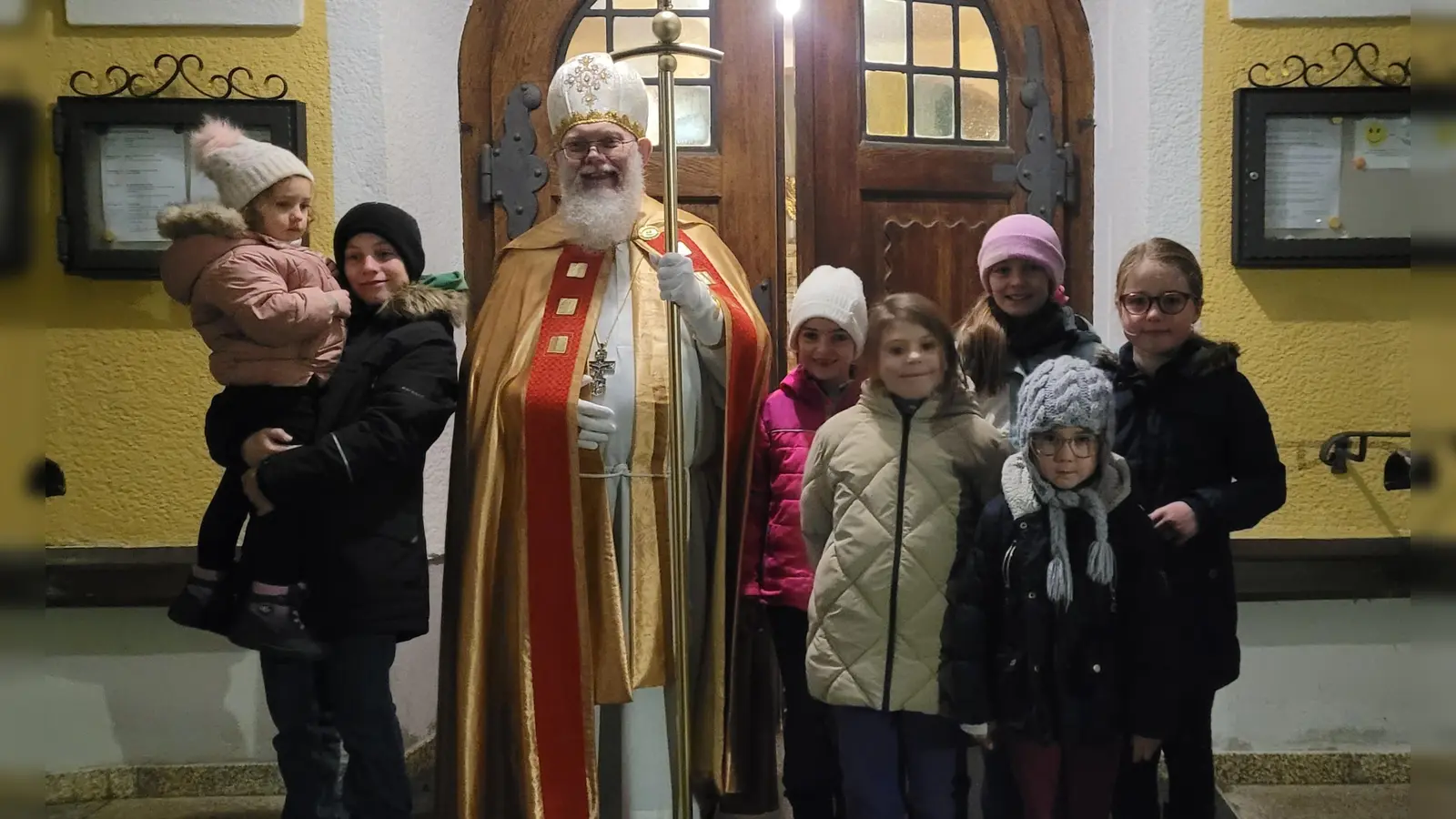 Der Nikolaus (Pfarrer Robert Ploß) war zu Besuch in der Pfarrkirche in Pechbrunn (Bild: Jutta Braun)