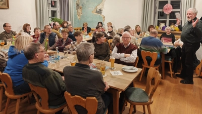 Pfarrer Edmund Prechtl brachte die Zuhörer im Kooperatorenhaus mit seinen lustigen Anekdoten und Witzen immer wieder zum Lachen.  (Bild: Wolfgang Jäger)