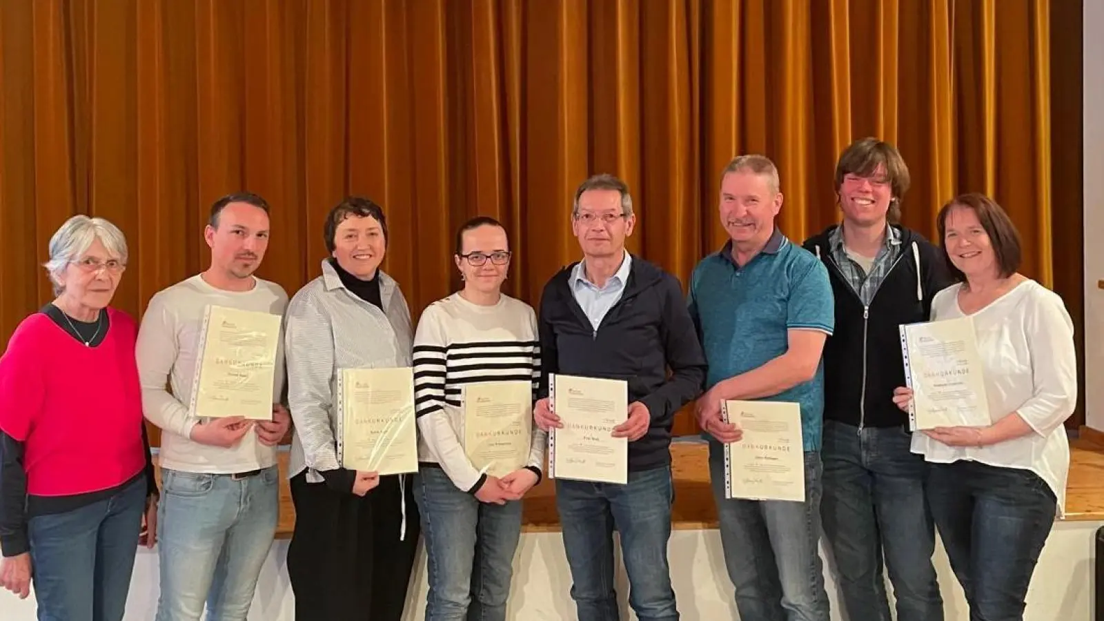 Ausscheidende Pfarrgemeinderatsmitglieder mit PGR-Sprecherin Barbara Wirnshofer und GR Christian Glaser (Bild: Benedikt Feldmeier)