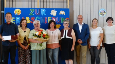 von links Martin Bauer (Schulverbandsmitglied), Mittagsbetreuung Ingrid Weinfurter, Marianne Gschrey, Sandra Raum, Iris Ziegler, für den Sachaufwandsträger Florian Adam und Nina Fleißner, Schulleitung Heidi Neidl  (Bild: Stefanie Martin)