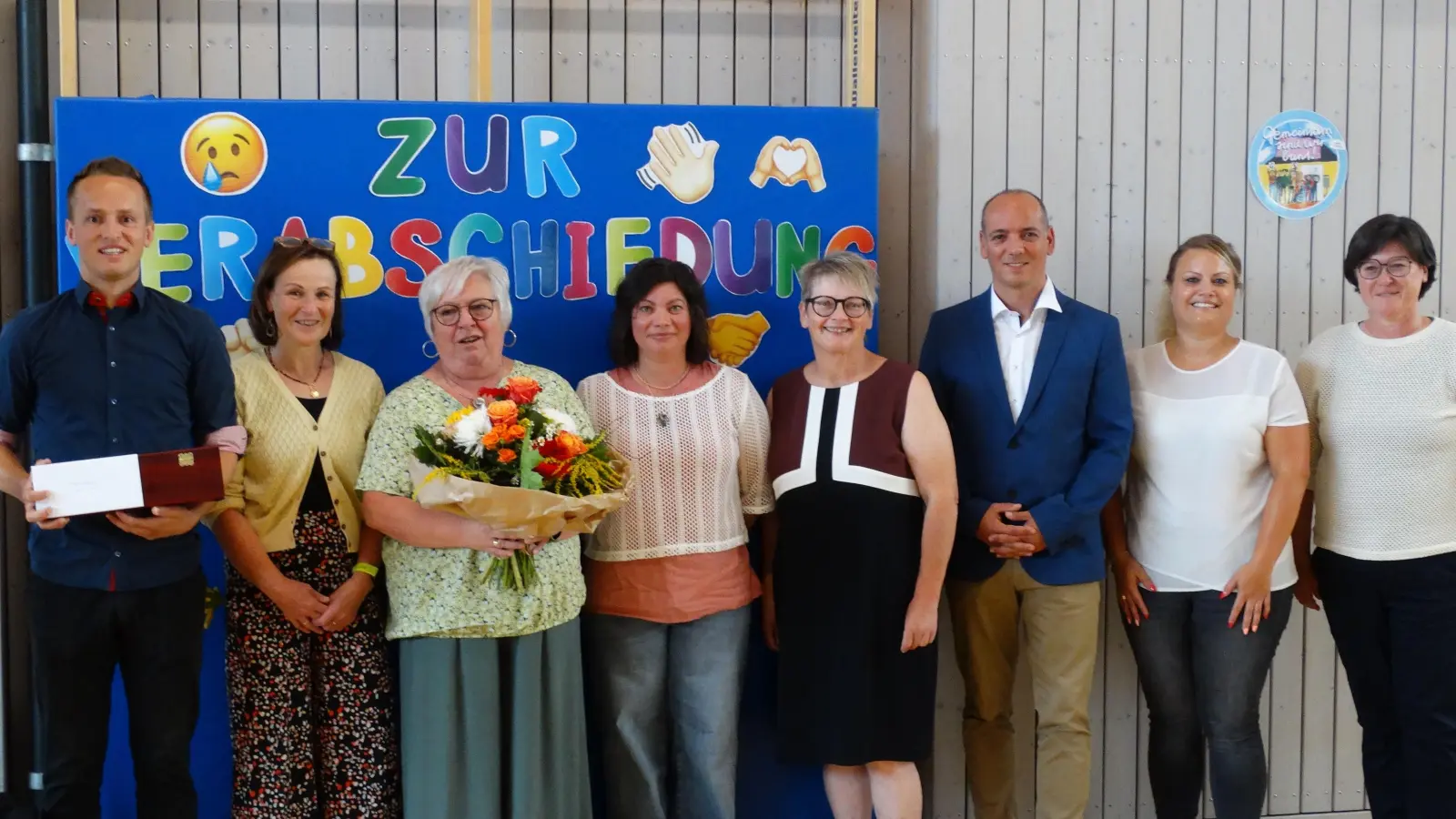 von links Martin Bauer (Schulverbandsmitglied), Mittagsbetreuung Ingrid Weinfurter, Marianne Gschrey, Sandra Raum, Iris Ziegler, für den Sachaufwandsträger Florian Adam und Nina Fleißner, Schulleitung Heidi Neidl  (Bild: Stefanie Martin)