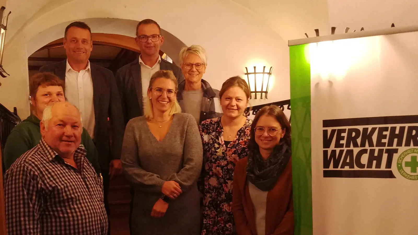 Bei der Jahreshauptversammlung der Gebietsverkehrswacht übergab der Vorsitzende Johann Wagner (vorne links) an die anwesenden Leiterinnen der Kindergärten bzw. deren Vertreterinnen Schecks in Höhe von jeweils 100 Euro pro Gruppe zur Unterstützung der Verkehrssicherheitsarbeit. Hinten die beiden stellvertretenden Bürgermeister Uwe Bergmann und Hermann Gebhard (von links). (Bild: Hubert Ritz)