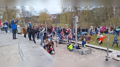 Startschuss zur Ostereiersuche (Bild: Gregor Forster)